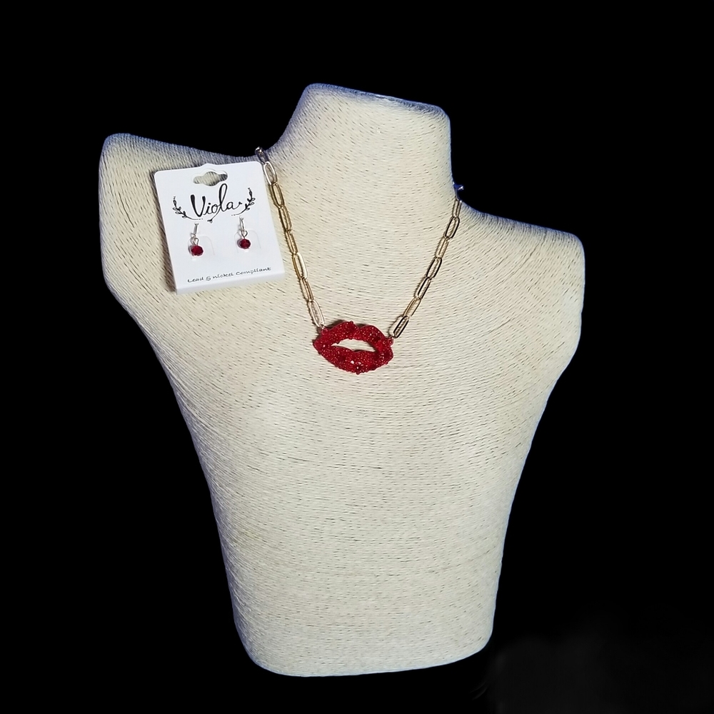 Viola Lips Pendant Short Chain Necklace Set